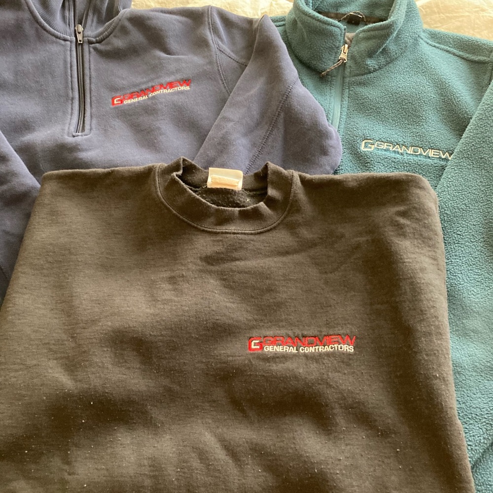 2 sweatshirts / 1 Fleece “GRANDVIEW” logo